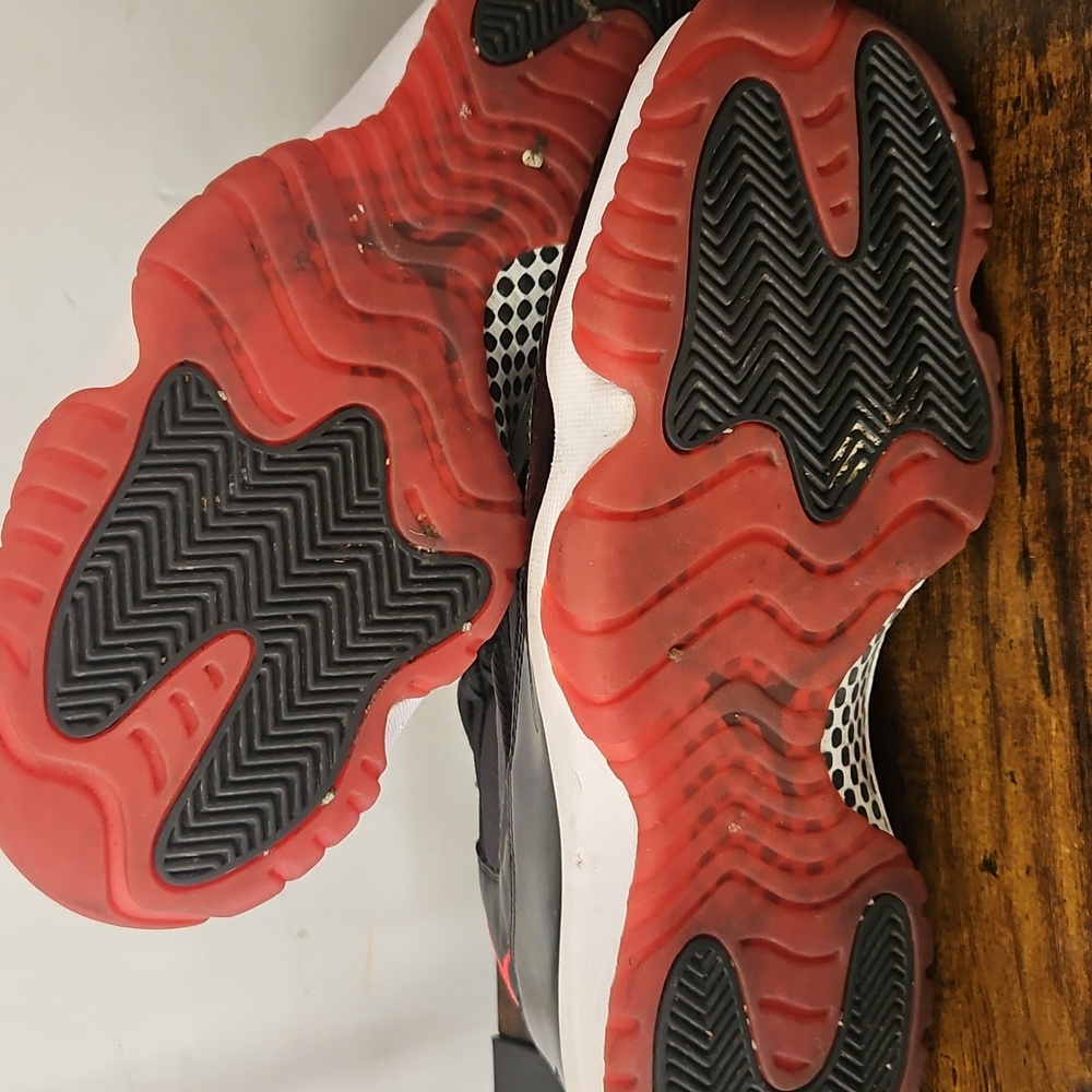 Air Jordan 11 retro Black and Red High-Top Sneakers. Men Size 9.5 - Picture 15 of 17